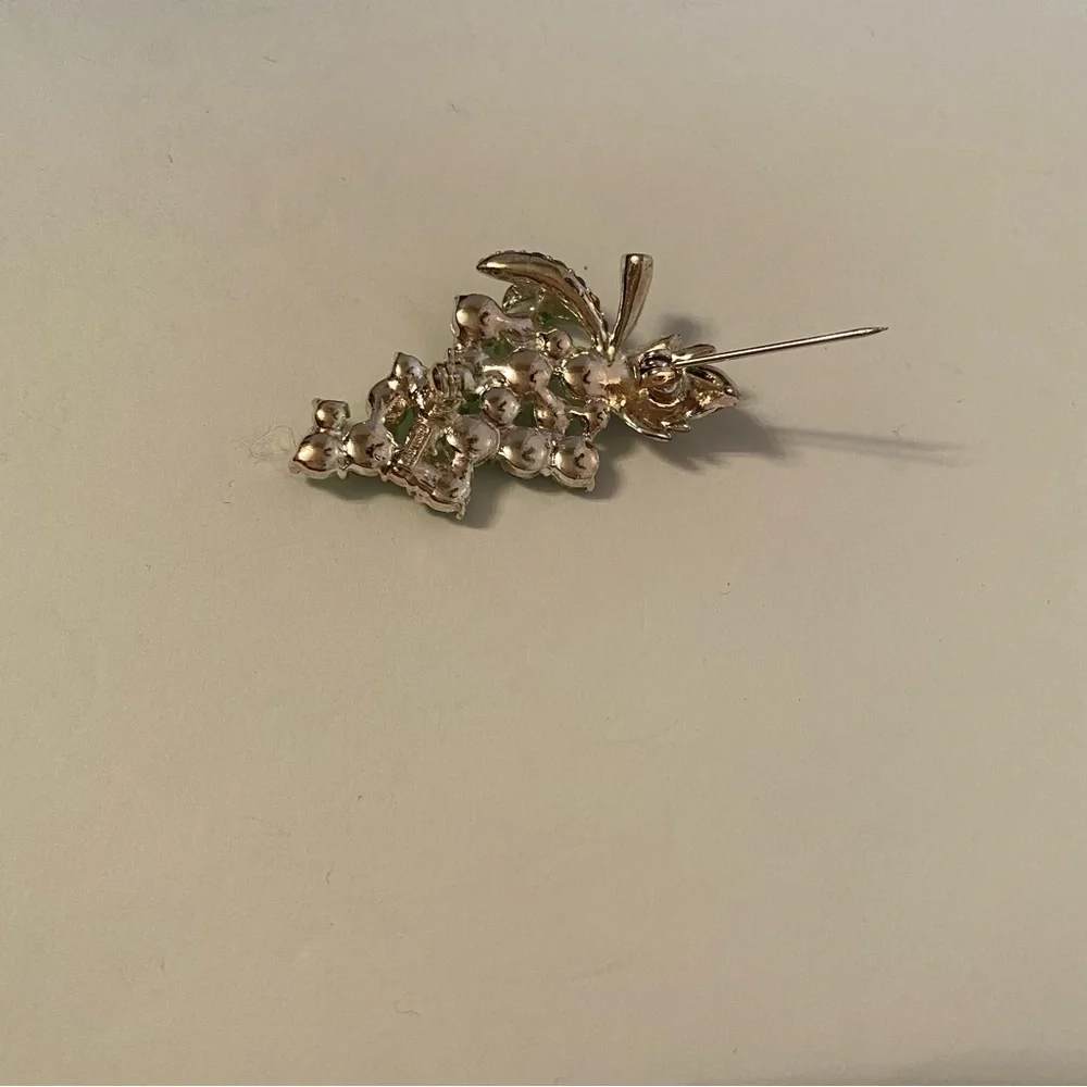 MONET BROOCH PIN GREEN GRAPES BUNCH CLUSTER ENAMEL LEAVES PURPLE RHINESTONES
